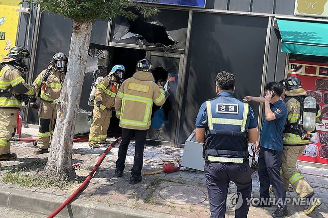 영암서 성인 게임장 방화로 1명 사망·4명 부상 (영암=연합뉴스) 1일 오후 전남 영암군 삼호읍 한 상가건물 1층 성인 게임장에서 방화로 인한 화재가 발생해 소방대원과 경찰관이 현장을 수습하고 있다.
    이날 화재로 중국 국적인 60대 방화범 1명이 숨지고, 성인 게임장 종업원과 손님 등 4명이 다쳤다. 2024.9.1 [전남소방본부 제공. 재판매 및 DB 금지] hs@yna.co.kr