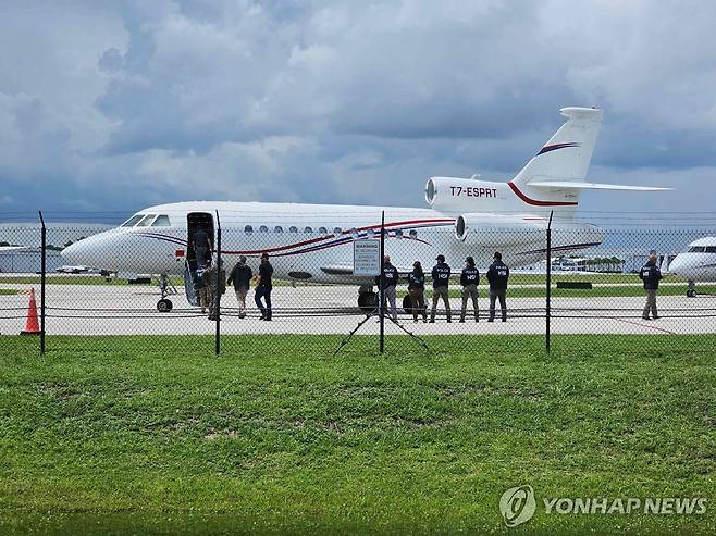 미국에 압수된 베네수엘라 대통령 사용 항공기 (포트로더데일 AFP=연합뉴스) 2일(현지시간) 미국 플로리다주 포트로더데일 공항에 미국 당국에서 압수한 베네수엘라 대통령 사용 비행기의 모습이 보인다. 2024.9.3