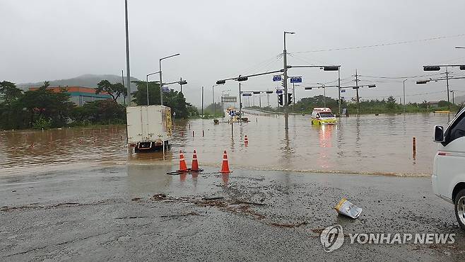 극한호우 내린 서천군 지난 7월 10일 내린 강한 비로 충남 서천군 서천읍 일대 도로가 물에 잠긴 모습 [연합뉴스 자료사진]