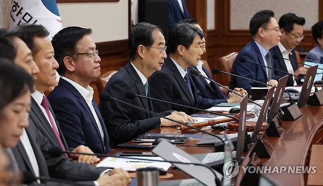 국무회의 주재하는 한덕수 국무총리 (서울=연합뉴스) 최재구 기자 = 한덕수 국무총리가 3일 서울 종로구 정부서울청사에서 열린 국무회의에서 발언하고 있다. 2024.8.3 jjaeck9@yna.co.kr