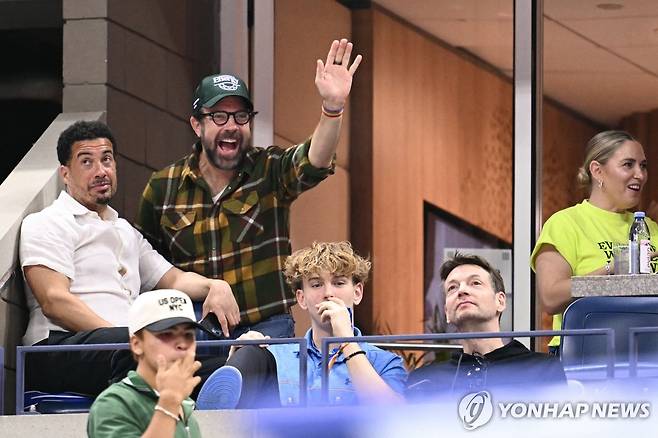 시비옹테크 경기 관중석에 나타난 서데이키스(윗줄 왼쪽에서 두 번째). [AFP=연합뉴스]