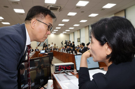 국회 과학기술방송통신위원회 최민희 위원장(우측)과 최형두 국민의힘 간사. (사진=연합뉴스)