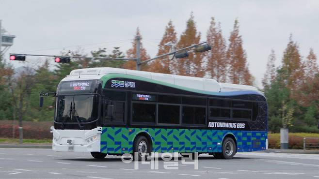 융기원 개발한 국내 최초 자율주행 노선버스 ‘판타G버스’ 현재 판교1·2테크노밸리 일대서 운행 중이다.(사진=차세대융합기술연구원)