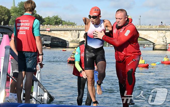 김황태가 2일(현지시간) 프랑스 파리 알렉상드로 3세 다리 인근에서 열린 2024 파리 패럴림픽 남자 트라이애슬론(철인 3종) PTS3 등급 경기에서 역영을 마친 후 센강에서 나오고 있다. (사진공동취재단) 2024.09.02/뉴스1