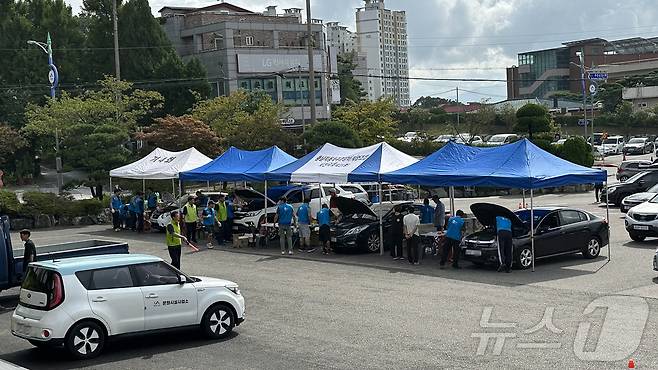 지난해 9월 17일 서산 문화회관 광장에서 진행된 추석 명절맞이 자동차 무상점검 모습. (서산시 제공) /뉴스1