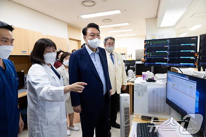 윤석열 대통령이 4일 경기 권역 의료응급센터 현장을 방문하고 있다. (대통령실 제공) 2024.9.4/뉴스1 ⓒ News1 송원영 기자