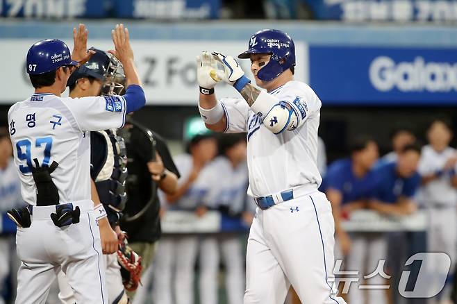 4일 오후 대구 삼성라이온즈파크에서 열린 프로야구 '2024 신한 SOL 뱅크 KBO리그' 두산 베어스와 삼성 라이온즈의 경기, 2회말 무사 상황 삼성 4번타자 박병호가 두산 선발투수 최승용의 2구를 때려 우중간 방면 솔로홈런을 터뜨린 뒤 강명구 코치의 축하를 받고 있다. 2024.9.4/뉴스1 ⓒ News1 공정식 기자