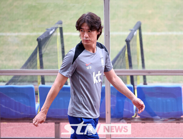 홍명보 대한민국 축구 국가대표팀 감독이 2일 오후 경기 고양시 고양종합운동장에서 공개훈련 전 인터뷰를 마치고 훈련장으로 이동하고 있다. 대표팀은 오는 5일 서울 상암월드컵경기장에서 팔레스타인과 2026 국제축구연맹(FIFA) 북중미 월드컵 3차 예선 1차전을 치른다. 사진┃뉴시스