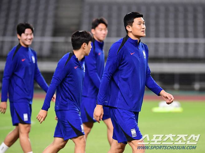 3일 오후 경기도 일산 고양종합운동장에서 축구국가대표팀 선수들이 훈련을 했다. 동료들과 함께 몸을 풀고 있는 김민재. 일산=송정헌 기자songs@sportschosun.com/2024.09.03/