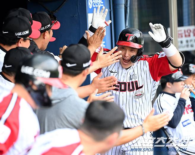 21일 잠실야구장에서 열린 두산과 LG의 경기, 2회말 1사 2루 LG 박동원이 선제 2점홈런을 치고 염경엽 감독과 하이파이브를 하고 있다. 잠실=허상욱 기자wook@sportschosun.com/2024.07.21/