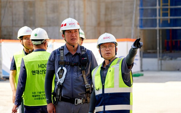 (왼쪽부터) 백정환 서대문 센트럴 아이파크 현장 안전보건책임자, 조태제 HDC현대산업개발 CSO 대표이사 ⓒHDC현대산업개발