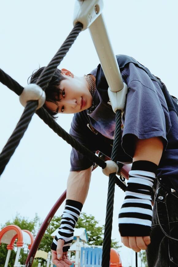 가수 원호가 소집해제됐다. 그는 "위니들이 기다려준 만큼 소중한 추억 만들어 드릴 수 있도록 노력하겠다"고 인사했다. /하이라인엔터테인먼트