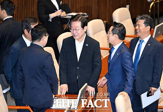 교섭단체 대표연설을 앞둔 박찬대 원내대표와 대화하는 이재명 대표.