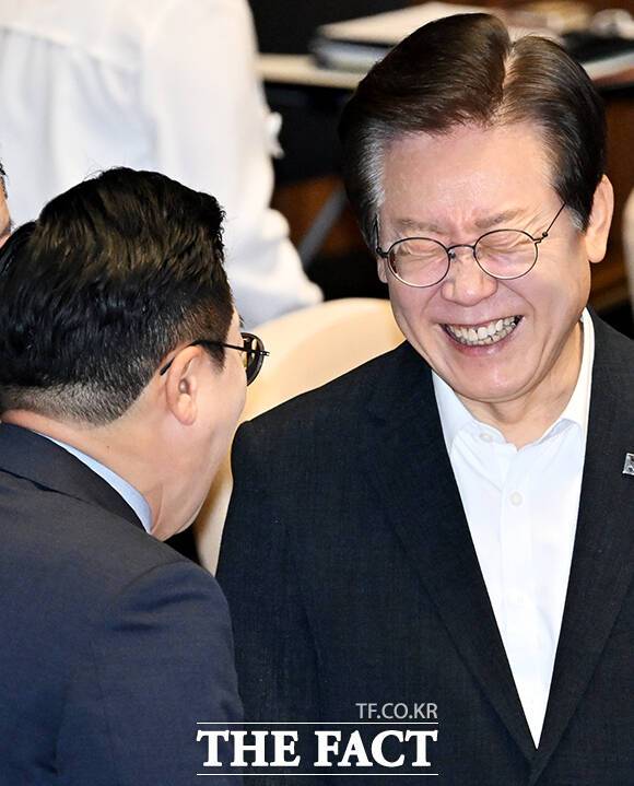 박찬대 원내대표와 함께 박장대소하는 이재명 대표.