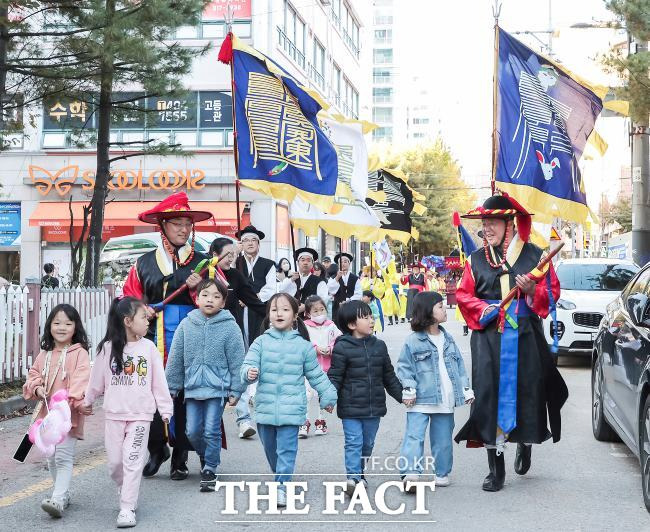 2023 인선왕후축제 ‘인선왕후 가례의식’. 임병택 시흥시장과 아이들이 함께 행진하고 있다./시흥시