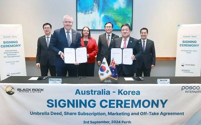 포스코인터내셔널이 블랙록마이닝과 탄자니아 흑연 광산 투자계약을 체결했다. 체결식 이후 관계자들이 기념촬영을 하는 모습. (사진 오른쪽부터) 포스코그룹 장인화 회장, 포스코인터내셔널 이계인 대표이사, 정인교 산업통상자원부 통상교섭본부장, 메들린 킹(Madeleine King) 호주연방 자원부 장관, 블랙록마이닝 비상임회장 리차드 크룩스, 김준형 포스코홀딩스 이차전지소재 총괄[사진=포스코인터내셔널]