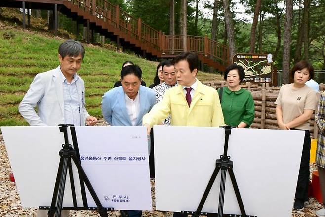 조규일 진주시장이 진양호 ‘꿈 키움 동산 산책로 설치공사’ 현장점검을 하고 있다.