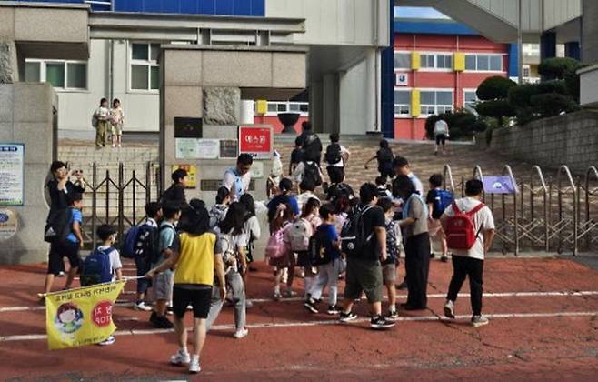 전남도교육청은 전남 영암 대불초 앞에서 학생교육수당 사용기한 안내 홍보 캠페인을 실시했다.[사진제공=전남도교육청]