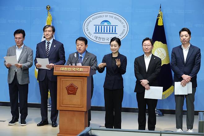 국회 국방위원인 김병주(왼쪽 세번째), 박범계(왼쪽 다섯번째), 김민석(왼쪽), 부승찬(오른쪽) 더불어민주당 의원과 조국(왼쪽 두번째) 조국혁신당 대표가 13일 서울 여의도 국회 소통관에서 김용현 국방장관 지명 철회 촉구 기자회견을 하고 있다. 김병주 김민석 부승찬 의원 등은 윤석열 대통령이 계엄령을 준비하고 있다는 주장을 잇따라 펴고 있다. /뉴시스