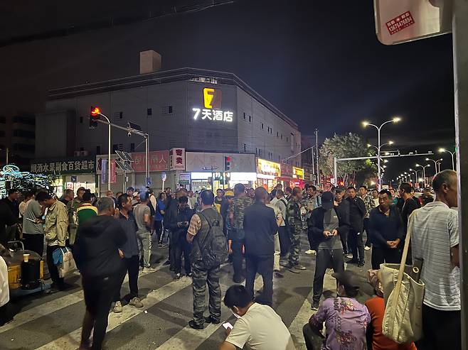 매일 새벽 베이징에서 가장 소란스러운 곳은 인력시장이다. 3일 새벽 5시쯤 300여 명의 일용직 노동자들이 모인 마쥐교 인력시장에는 공안(경찰) 수십 명도 함께 있었다./베이징=이벌찬 특파원
