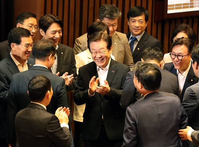 더불어민주당 이재명 대표와 의원들이 4일 서울 여의도 국회에서 열린 제418회 국회(정기회) 제2차 본회의에서 국정에 관한 교섭단체 대표연설을 마친 박찬대 원내대표를 격려하고 있다. /뉴시스