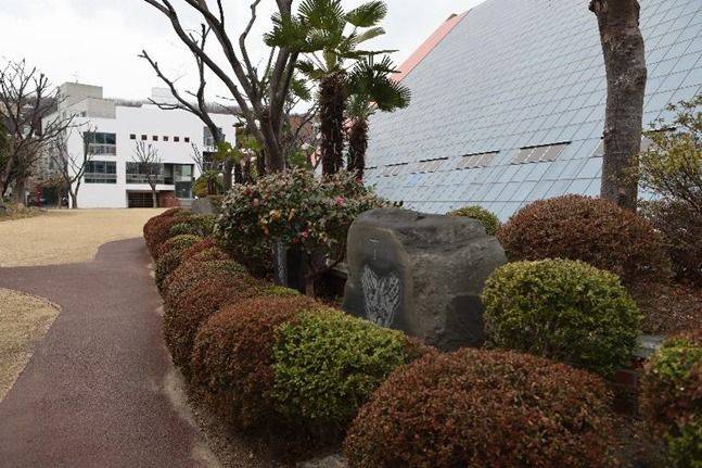 성당 외부에 기도할 수 있도록 조성된 십자가의 길 ⓒ