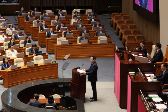 박찬대 더불어민주당 원내대표가 4일 오전 국회 본회의에서 교섭단체 대표 연설을 하고 있다. 연합뉴스