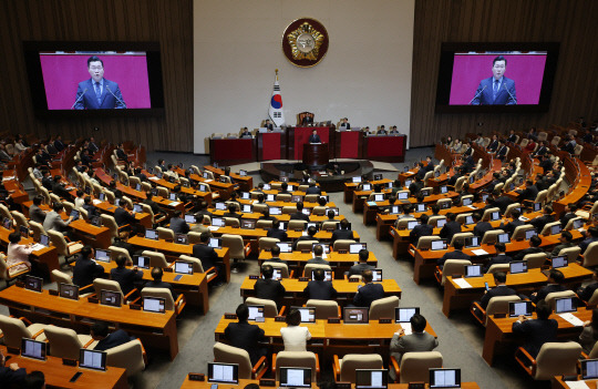 박찬대 더불어민주당 원내대표가 4일 국회에서 열린 본회의에서 교섭단체 대표 연설을 하고 있다. 연합뉴스