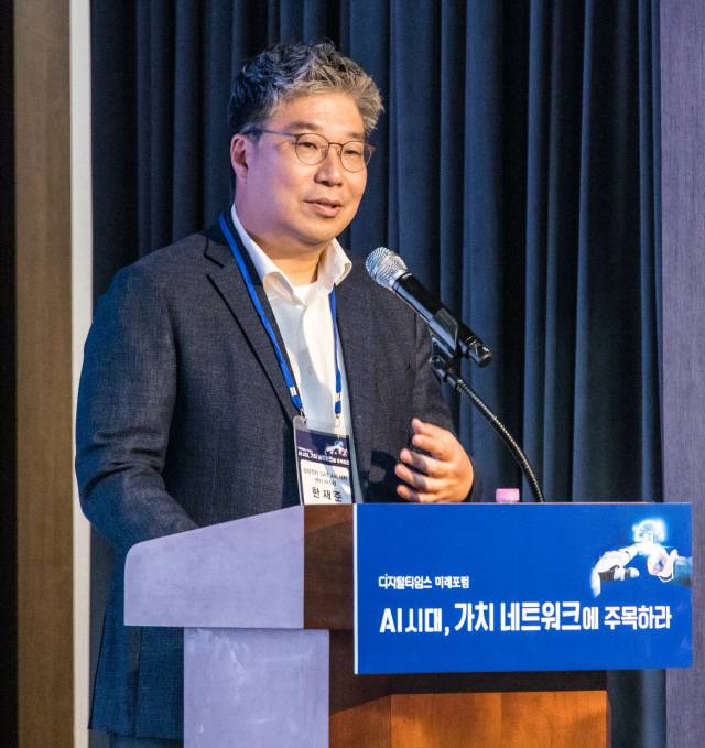 디지털타임스와 한국지능정보사회진흥원 주관으로 4일 서울 중구 은행회관 국제회의실에서 'AI시대, 가치 네트워크에 주목하라'라는 주제로  디지털타임스 미래포럼이 열렸다. 이날 행사에서 한재준 삼성전자 종합기술원 AI리서치센터 마스터가 '반도체를 위한 생성 AI기술'이란 주제로 초청강연을 하고 있다. 박동욱기자 fufus@