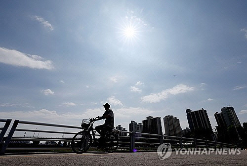 화창한 날씨를 보이는 3일 오후 서울 안양천에서 바라본 하늘. [연합뉴스]