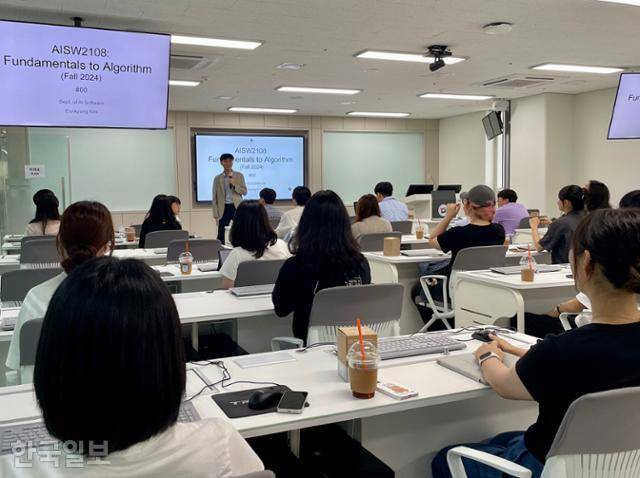 세종공동캠퍼스 입주 대학 7곳 중 처음으로 진행된 한밭대 인공지능소프트웨어 학과 학생들이 2일 새로 마련된 강의실에서 수업을 듣고 있다. 대부분의 학생들이 최식신 시설과 여유로운 공간에 높은 만족도를 보였다. 새 캠퍼스에서 연구실을 마련하고 연구를 시작한 교수들도 공동캠퍼스 안에서 이뤄질 다양한 협업에 기대감을 감추지 않았다. 세종=정민승 기자