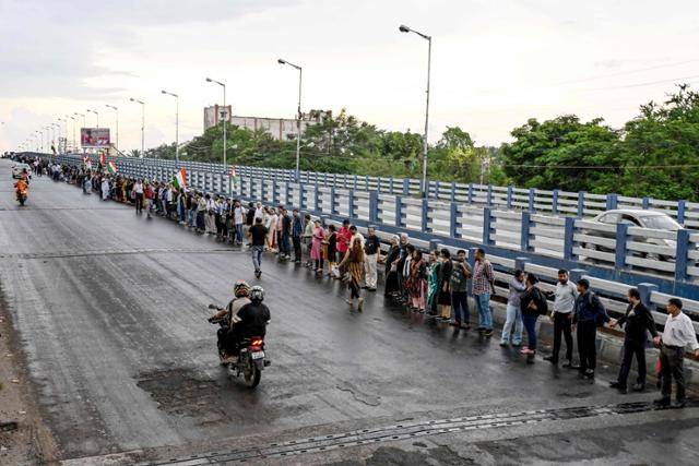 인도 콜카타에서 발생한 수련의 성폭행 살인 사건으로 촉발된 항의 시위가 한 달 가까이 계속되고 있는 가운데 3일 콜카타에서 보건 전문가 및 활동가들이 인간띠 시위를 하고 있다. 콜카타=AFP 연합뉴스