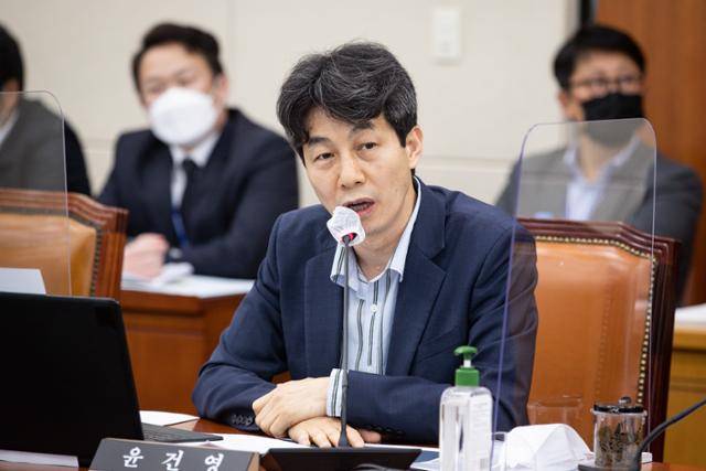 윤건영 더불어민주당 의원이 2022년 10월 12일 서울 여의도 국회에서 열린 환경노동위원회의 경사노위·중앙노동위원회·최저임금위원회 등에 대한 국정감사에서 의사 진행 발언을 하고 있다. 뉴스1