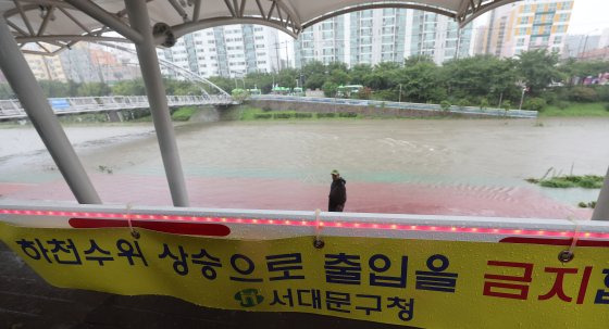 지난 7월 18일 서울 서대문구 불광천 산책로가 많은 비로 인한 수위 상승 탓에 통제되고 있다. 뉴스1