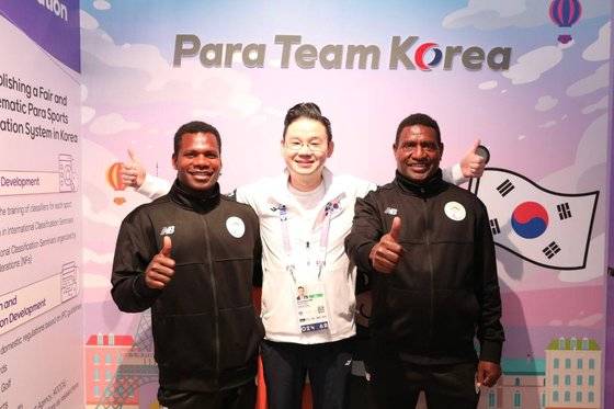 3일 파라 팀 코리아 하우스를 찾은 카후 켄(왼쪽)과 배동현 BDH재단 이사장(가운데), 데니 칼랑가 코치. 사진 대한장애인체육회