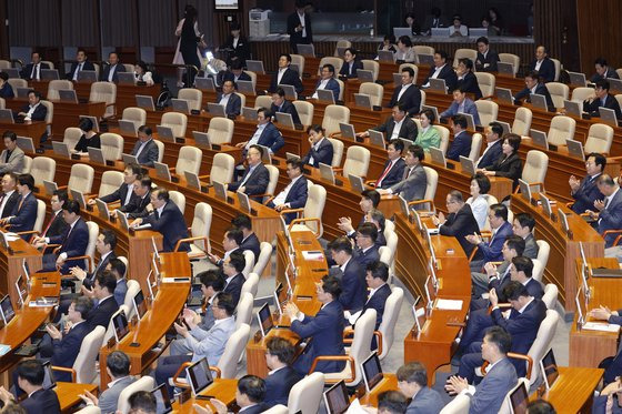 박찬대 더불어민주당 원내대표가 4일 오전 서울 여의도 국회 본회의장에서 교섭단체 대표 연설 후 더불어민주당 의원들이 박수를 치고 있다. 뉴스1