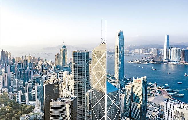 홍콩은 기업들이 다양한 비즈니스 기회를 접할 수 있는 아시아의 이상적인 위치에 자리하고 있습니다.