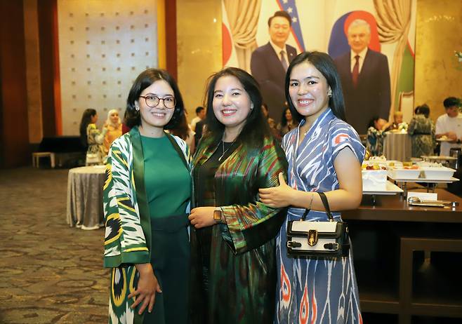 Members of Uzbek community in Seoul wearing traditional Uzbek clothes pose for a group photo at an event commemorating the 33rd independence Day at Lotte Hotel, Seoul, Friday. (Sanjay Kumar/The Korea Herald).