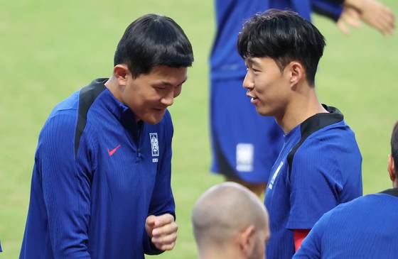 Son Heung-min, right, speaks with Kim Min-jae during the Korean national team training at Goyang Stadium in Goyang, Gyeonggi on Tuesday. [NEWS1]