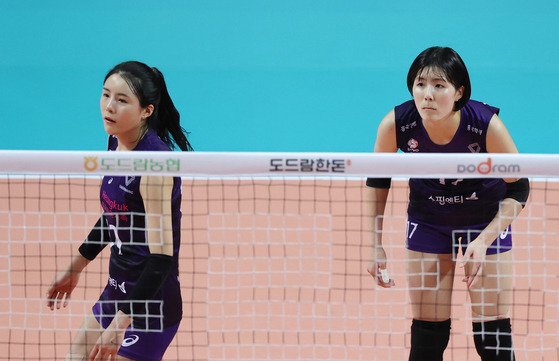 Lee Da-yeong, left, and Lee Jae-yeong during a Heungkuk Life Insurance Pink Spiders V League game in October 2020 [YONHAP]