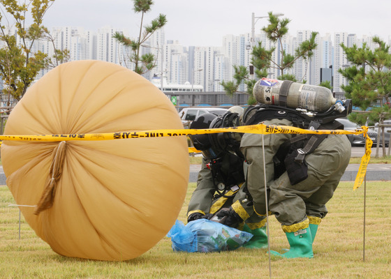 Military personnel conduct a pratice operation in response to waste balloons near Incheon Port on Aug. 21. [YONHAP]