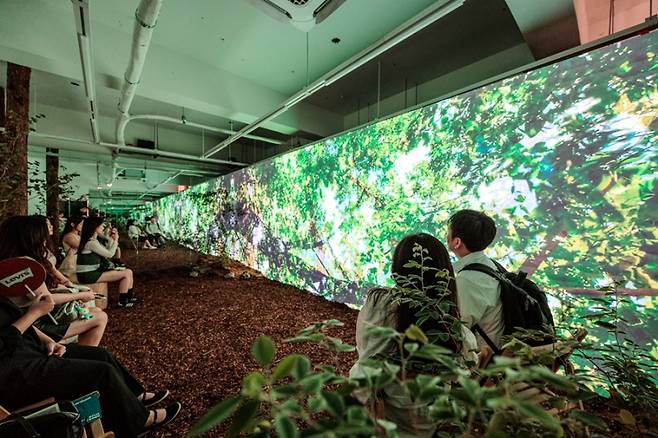 2일 서울 성수동 연무장길에 조성된 디지털 치유정원에서 숲정원을 체험하는 시민들. 한국수목원정원관리원