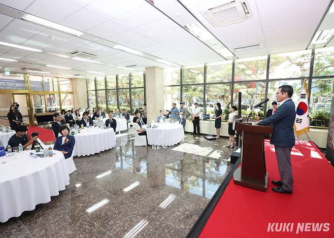 김홍규 강릉시장은 4일 강원 강릉시 한화생명빌딩에서 진행된 '건강보험심사평가원 강원본부 개소식'에 참석해 축사를 전하고 있다. (사진=강릉시)