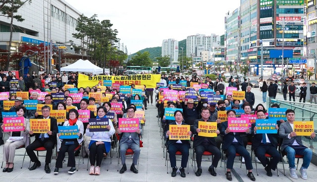 지난 5월 열린 '경기동북부 공공의료원 유치 민관정 협의체 발대식'에서 주광덕 남양주시장과 참석자들이 공공의료원 남양주 유치를 외치고 있다. 남양주시 제공