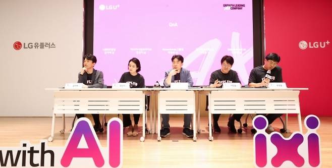(왼쪽부터)김지혁 LSR·UX담당(상무), 정진이 미디어사업트라이브장(담당), 박찬승 홈니버스그룹장(상무), 이민홍 홈서비스개발랩장(담당), 조현철 데이터사이언스랩장(담당)이 3일 서울 용산구 LG유플러스 용산사옥에서 열린 기자간담회에서 질문에 답변하고 있다. /사진=LG유플러스