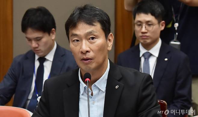 이복현 금감원장이  지난달 23일 서울 중구 충정로1가 NH농협은행 본점을 방문, '여신거래 안심차단' 서비스 가입 현장을 참관하고 있다./사진제공=머니S