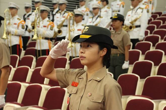 대구과학대 RNTC 창단식에서 1기 학군단 후보생들이 거수경례하고 있다./사진제공=대구과학대