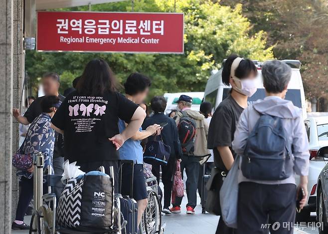 (서울=뉴스1) 임세영 기자 = 의사 부족에 따른 응급실 의료대란에 정부가 군의관을 파견하기로 한 4일 서울 양천구 목동 이대목동병원에서 환자이들 이동하고 있다. 정부는 이날부터 응급실 운영에 어려움을 겪는 강원대병원 5명, 세종충남대병원 2명, 이대목동병원 3명, 아주대병원 3명, 충북대병원 2명 등 군의관 15명을 추가 배치한다. 오는 9일부터는 230여명의 군의관과 공중보건의(공보의)를 위험기관 중심으로 집중배치할 계획이다. 2024.9.4/뉴스1 Copyright (C) 뉴스1. All rights reserve /사진=(서울=뉴스1) 임세영 기자