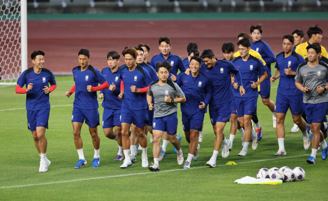 유쾌한 몸풀기 주장 손흥민(왼쪽)을 비롯한 축구대표팀 선수들이 3일 고양종합운동장에서 2026 북중미월드컵 아시아 3차예선 1∼2차전 대비한 훈련을 앞두고 달리기로 몸을 풀고 있다.  연합뉴스