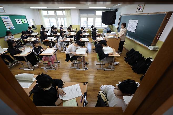 4일 오전 대구 수성구 동문고등학교 3학년 교실에서 수험생들이 2025학년도 대학수학능력시험 9월 모의평가를 준비하고 있다. [연합]